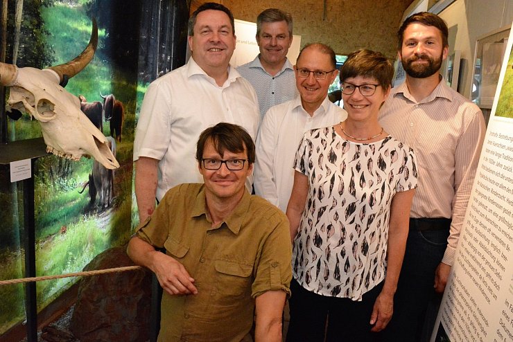 Hoffen auf viele Besucher: Landrat Dr. Axel Lehmann (v.l.), Daniel Lühr, Dirk Becker, Karl Banghard, Birgit Hübner und Claus Kropp inmitten der Ausstellung im Archäologischen Freilichtmuseum. - © Karin Prignitz