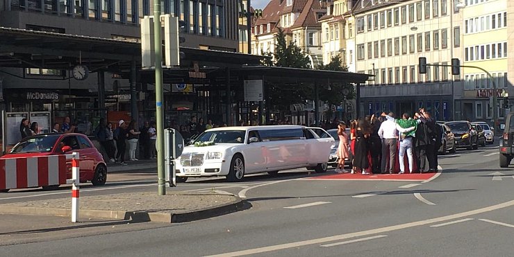 Im Juli gab es einen ähnlichen Vorfall auf dem Bielefelder Jahnplatz. Die Hochzeitsgäste stiegen sogar aus, nachdem die Stretch-Limo die Fahrspur blockiert hatte. - © NW