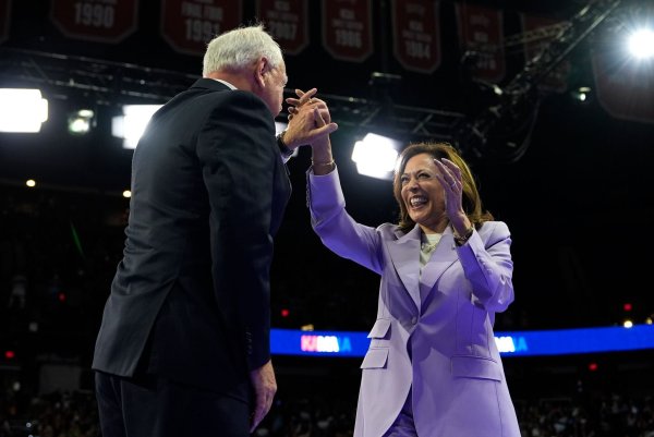 Die demokratische US-Präsidentschaftskandidatin Kamala Harris und ihr Vizepräsidentschaftskandidat Tim Walz stehen beim Parteitag der Demokraten in Chicago im Mittelpunkt. (Archivbild) - © Julia Nikhinson/AP/dpa