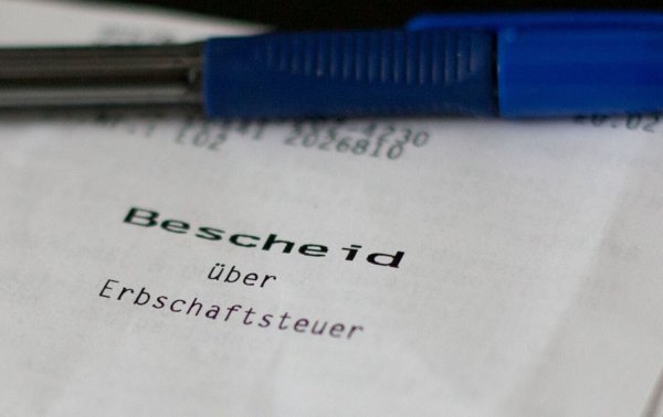 Erbinnen und Erben in NRW müssen für 2023 rund 1,9 Milliarden Euro Erbschaftsteuer zahlen. (Symbolbild) - © picture alliance / dpa