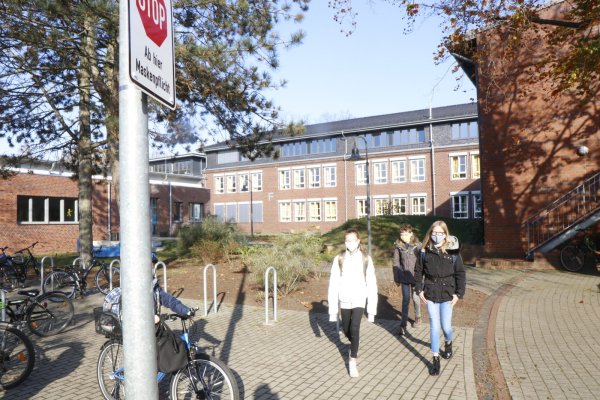 Digitaler Vorreiter: Am Gymnasium Harsewinkel könnte Unterricht zur Zeit bereits auch digital, chancengerecht und mit hohem Infektionsschutz laufen. Aber das Land gibt Präsenz vor. - © Burkhard Höltzenbein