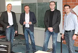 Oliver Dudek, stv. Leiter der Gesamtschule Aspe, Horst Tegeler, Tobias Bachert und Gordon Gr&ouml;ne (von links). - &copy; Privat