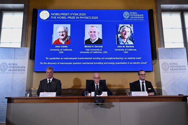 Den Nobelpreis für Physik erhalten 2025 die Quantenphysiker John Clarke, Michel Devoret und John Martinis. - © Claudio Bresciani/TT News Agency/AP/dpa