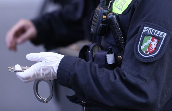 Die Duisburger Polizei hat fünf Wohnungen durchsucht und drei Haftbefehle vollstreckt.(Symbolbild) - © David Young/dpa