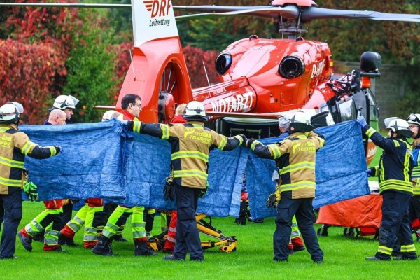 Der Transport der lebensgefährlich verletzten war nur durch einen Rettungshubschrauber möglich. - © Alex Talash/dpa