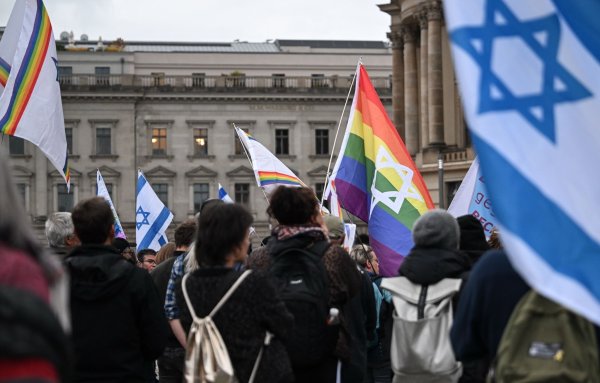 Menschen versammeln sich auf dem Bebelplatz zu einer Mahnwache zum 7. Oktober 2023. - © Britta Pedersen/dpa