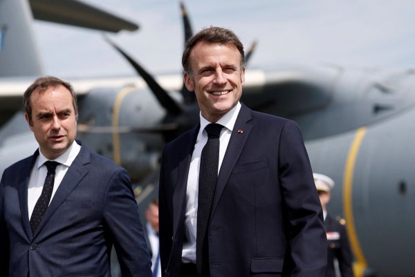 Lecornu (l.) soll nach dem Willen Macrons erst einmal weiter nach einer Lösung für die politische Krise suchen. (Archivbild) - © Benoit Tessier/Reuters Pool/dpa