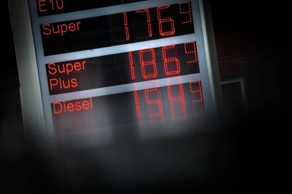 Ein Liter Super für 1,77 Euro - ziemlich teuer. Anderswo war das günstiger zu haben. (Archivbild) - © Sina Schuldt/dpa