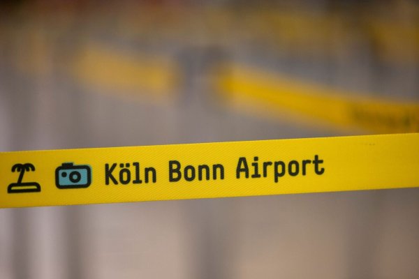 Ein Absperrband am Flughafen Köln/Bonn. (Symbolbild) - © Thomas Banneyer/dpa