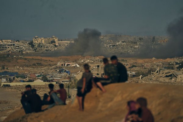 Auch am Montag setzte Israel arabischen Berichten zufolge Angriffe auf den Gazastreifen fort. (Archivbild) - © Jehad Alshrafi/AP/dpa