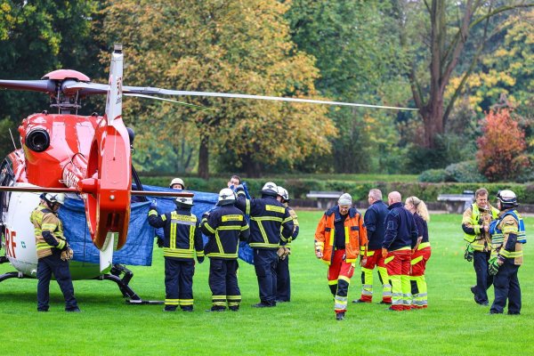 Ein Rettungshubschrauber brachte die lebensgefährlich Verletzte in eine Klinik. - © Alex Talash/dpa
