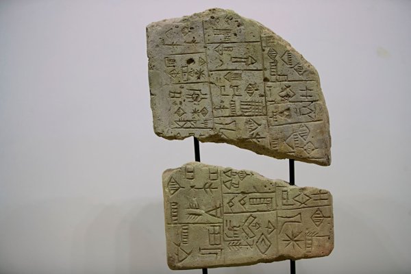 Artefakte wie dieser Steintafeln wurden in den vergangenen Jahren zurück in den Irak geholt. (Archivbild) - © Hadi Mizban/AP/dpa