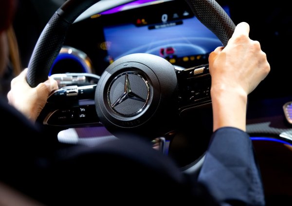 Mercedes-Benz hat erneut weniger Fahrzeuge verkauft. (Archivbild) - © Sven Hoppe/dpa