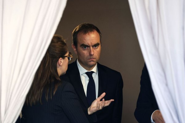 Frankreichs zurückgetretener Premier hat eine schwierige Mission. - © Ludovic Marin/Pool AFP/AP/dpa