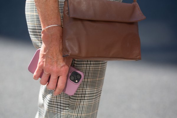 Immer wieder werden Passanten in London die Smartphones aus der Hand gerissen. (Symbolbild) - © Fernando Gutierrez-Juarez/dpa