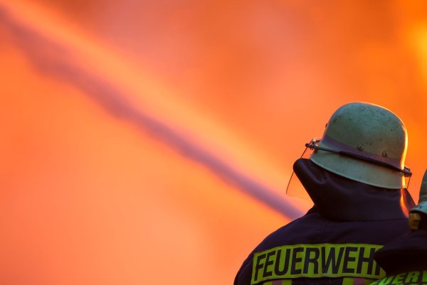 Das Feuer zerstörte einen Unterstand und eine große Scheune. (Symbolbild) - © Christoph Reichwein/dpa
