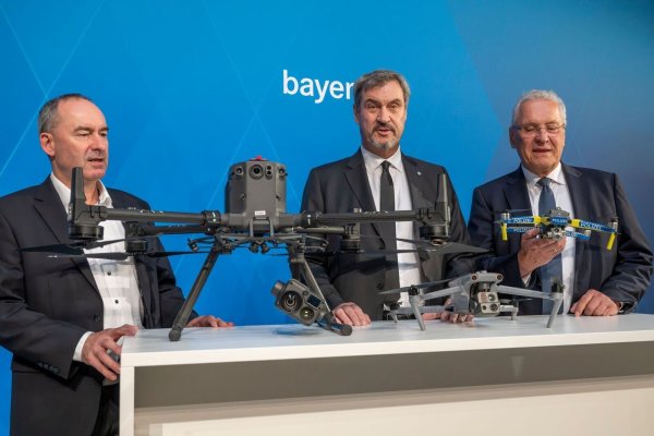 Ministerpräsident Söders Botschaft für den Umgang mit Drohnen ist klar: Abschießen statt Abwarten. - © Peter Kneffel/dpa