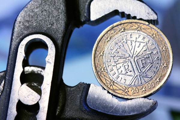 Nehmen Finanzspekulanten Frankreich in die Zange? (Symbolbild) - © picture alliance / dpa