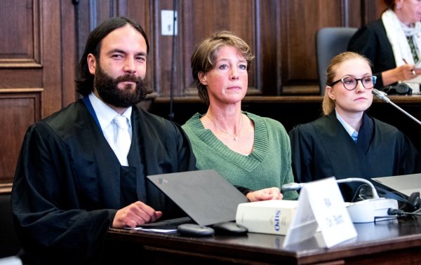 Christina Block bestreitet den Vorwurf der Anklage, sie habe die Entführung ihrer Kinder aus der Obhut ihres Ex-Manns in Auftrag gegeben. (Archivbild) - © Daniel Bockwoldt/dpa Pool/dpa