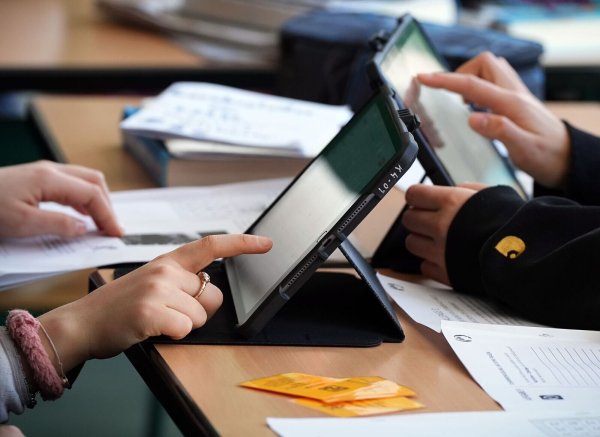 Lernen am Tablet oder Papier? Für das Lernen neuer Wörter an Grundschulen macht das einer aktuellen Studie zufolge keinen großen Unterschied. (Symbolbild) - © Soeren Stache/dpa