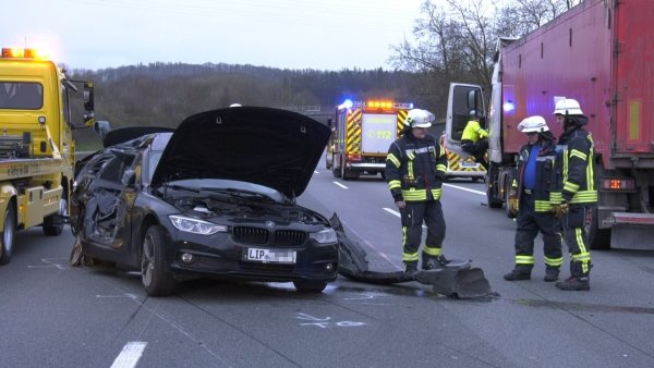 Alle beteiligten Fahrzeuge mussten abgeschleppt werden, so auch der zerstörte BMW des 51-jährigen Detmolders. - © Freitag TV
