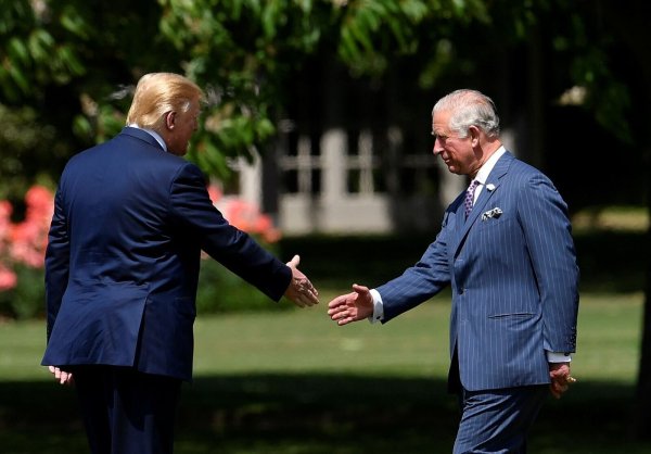 Die Geheimwaffe des Premiers? König Charles (r.) soll sich gut mit Trump verstehen. (Archivbild) - © Toby Melville/PA Wire/dpa
