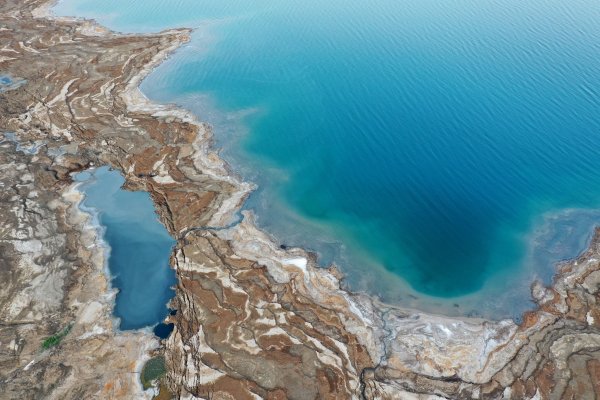 Forscher entdecken meterhohe Schlote im Toten Meer (Archivbild). - © Gil Cohen Magen/XinHua/dpa