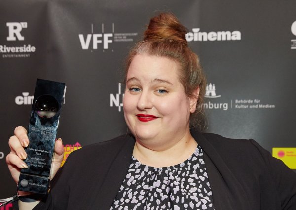 Entertainerin Giulia Becker hat aufgehört, Witze über ihren Körper zu machen. (Archivbild) - © Georg Wendt/dpa