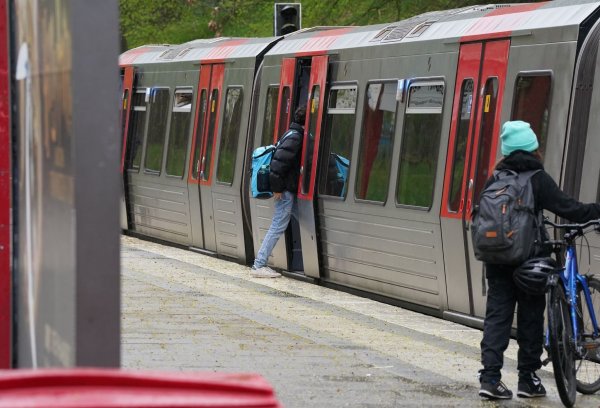 Über das Fortbestehen des Deutschlandtickets für Busse und Bahnen des Nah- und Regionalverkehrs wird seit seiner Einführung im Mai 2023 immer wieder gestritten. (Archivbild) - © Marcus Brandt/dpa