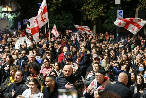 Nach der Wahl hatte die prowestliche Opposition in Georgien erklärt, dass sie das Ergebnis nicht anerkenne, und zu Protesten aufgerufen. (Archivbild) - © Zurab Tsertsvadze/AP