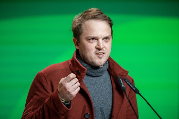 Erik Marquardt macht sich für den Antrag zu Asyl und Migration stark. - © Michael Kappeler/dpa