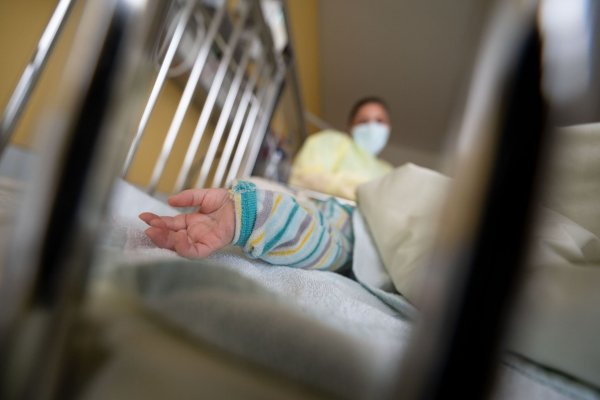 In einigen Kinderkliniken in NRW gibt es bereits jetzt erste Engpässe. (Symbolbild) - © Marijan Murat/dpa