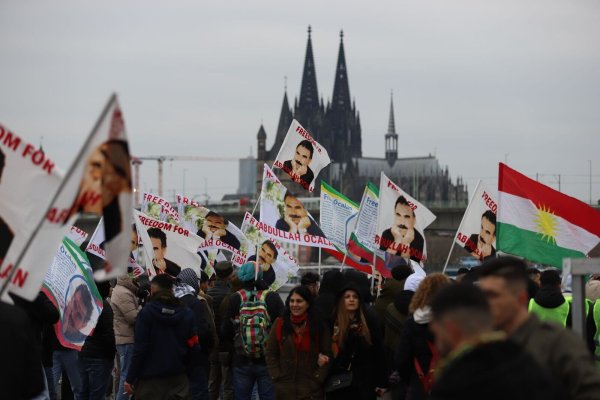 Unter dem Motto «Freiheit für Öcalan» wird in Köln demonstriert. - © Sascha Thelen/dpa