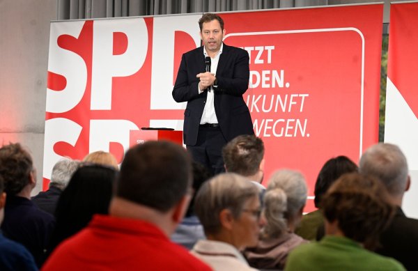 SPD-Chef Lars Klingbeil warnt seine Partei vor einem internen Machtkampf um die Kanzlerkandidaten-Frage. - © Roberto Pfeil/dpa