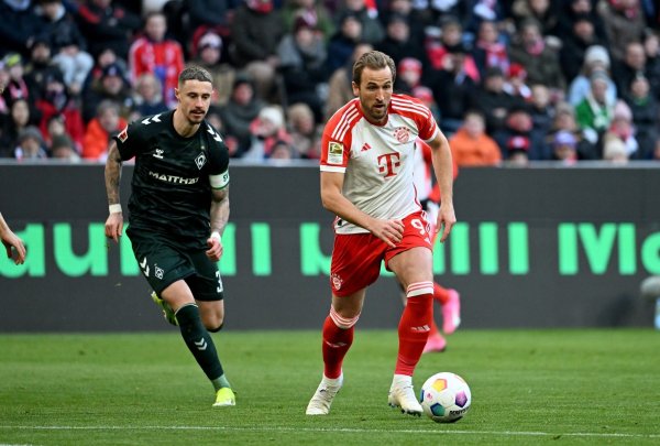 Harry Kane (r) und die Bayern mussten sich Werder Bremen geschlagen geben. - © Lukas Barth/dpa