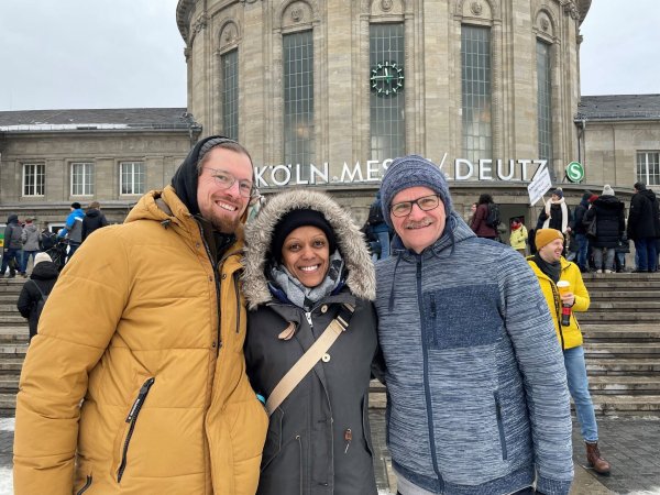 «Ich weiß, was es heißt, keine Freiheiten zu haben und in Angst zu leben, weil die Regierung sagt: "Ihr habt hier nichts zu melden"», sagt die gebürtige Südafrikanerin Bonita (M.) - hier mit Freunden vor dem Deutzer Bahnhof in Köln. - © Christoph Driessen/dpa-tmn/dpa
