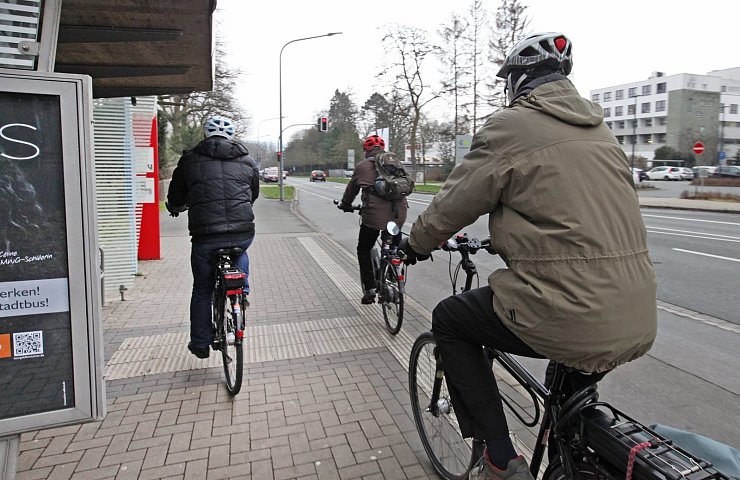 An der Bushaltestelle vor dem Klinikum wird es eng für Radler und Fußgänger - © Vera Gerstendorf-Welle