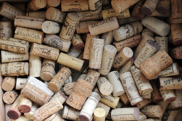 Korken-Sammlung für Dämmung - © Foto: Marijan Murat/dpa/dpa-tmn