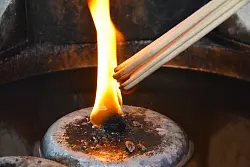 Besonders in katholisch gepr&auml;gten Familien r&auml;uchern alle Mitglieder gemeinsam. Es soll Ungl&uuml;ck bringen, wenn ein Familienmitglied dabei fehlt. - &copy; Symbolbild: Pixabay