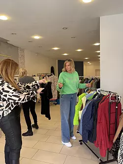 Das Verkaufsraum in der ehemaligen Parfümerie am Blomberger Marktplatz ist gefüllt mit Kleidung, Modeschmuck, Schuhen, Taschen und Tüchern für Damen, die es am Wochenende zum Schnäppchenpreis gibt. - © Silke Buhrmester