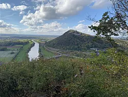 Der Blick von der Porta-Kanzel auf das Wiehengebirge, an der auch der Wald-Abenteuerpfad entlang führt. - © Nicole Bliesener