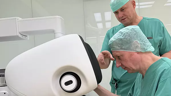 Klinikgeschäftsführer Dr. Niklas Cruse (vorne) lässt sich das neue´Operationssystem von OP-Leiter Thomas Herden direkt nach der Anlieferung erklären. - © Mandy Lange/Klinikum Lippe