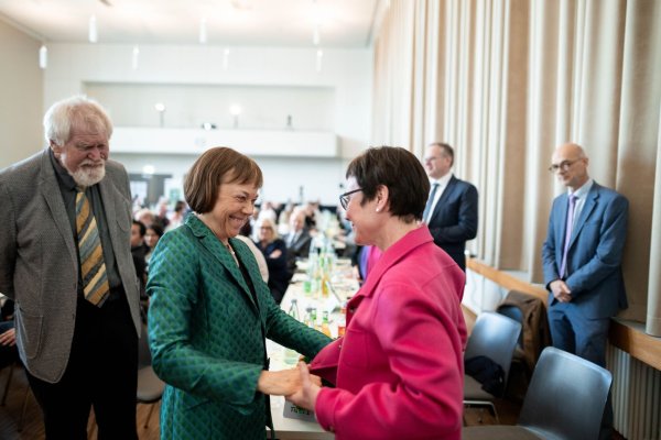 Vorgängerin Annette Kurschus (l) gratuliert Adelheid Ruck-Schröder (r) zur Wahl. - © Fabian Strauch/dpa
