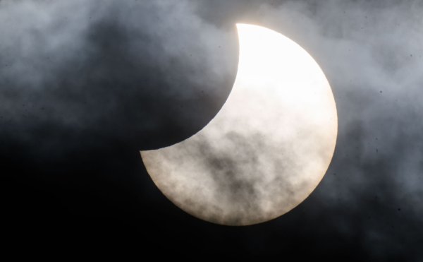 Bei einer partiellen Sonnenfinsternis wird nur ein Teil der Sonne vom Mond verdeckt. (Archivbild) - © Julian Stratenschulte/dpa