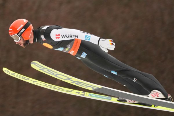 Markus Eisenbichler genießt in Planica seine letzten Flüge. - © Darko Bandic/AP/dpa
