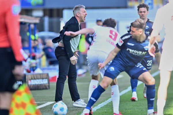 Bei einem entsprechenden Angebot könnte Paderborns Trainer Kwasniok künftig vielleicht in der Bundesliga an der Seitenlinie coachen. - © Bernd Thissen/dpa