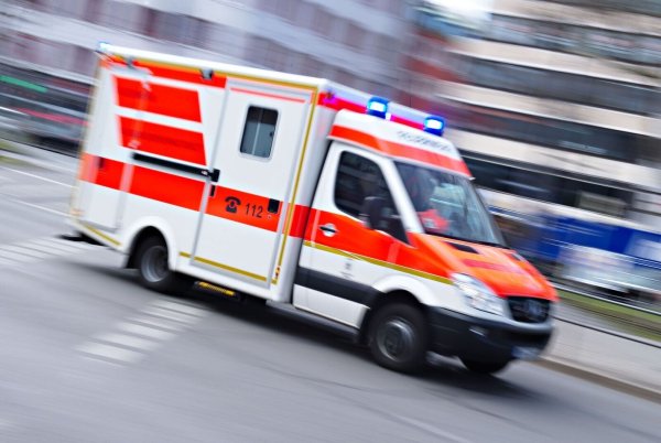 Der Unfallfahrer musste von Rettungskräften der Feuerwehr aus seinem Auto befreit werden. (Symbolbild) - © Nicolas Armer/dpa