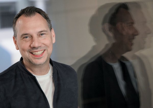 Sebastian Fitzek hat sich immer wieder dasselbe Buch aus der Schulbibliothek ausgeliehen. (Archivbild) - © Jens Kalaene/dpa