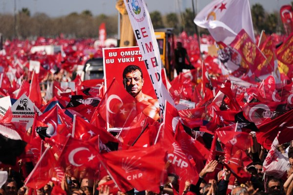 Hunderttausende auf den Straßen: Proteste gegen die türkische Justiz und Regierung. - © Francisco Seco/AP/dpa