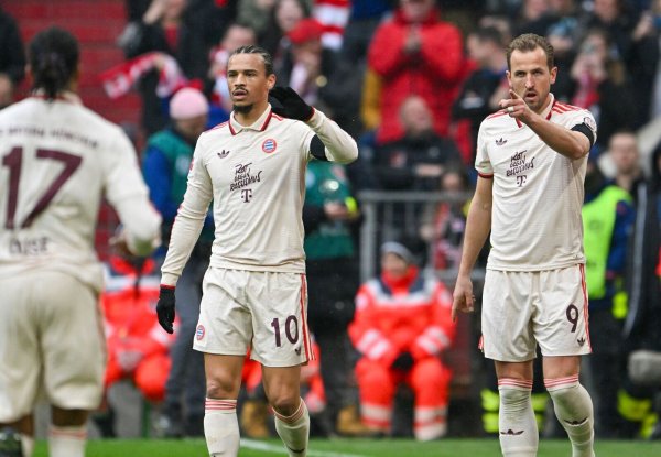 Leroy Sané (m.) und Harry Kane (r.) trafen beide gegen St. Pauli. - © Peter Kneffel/dpa
